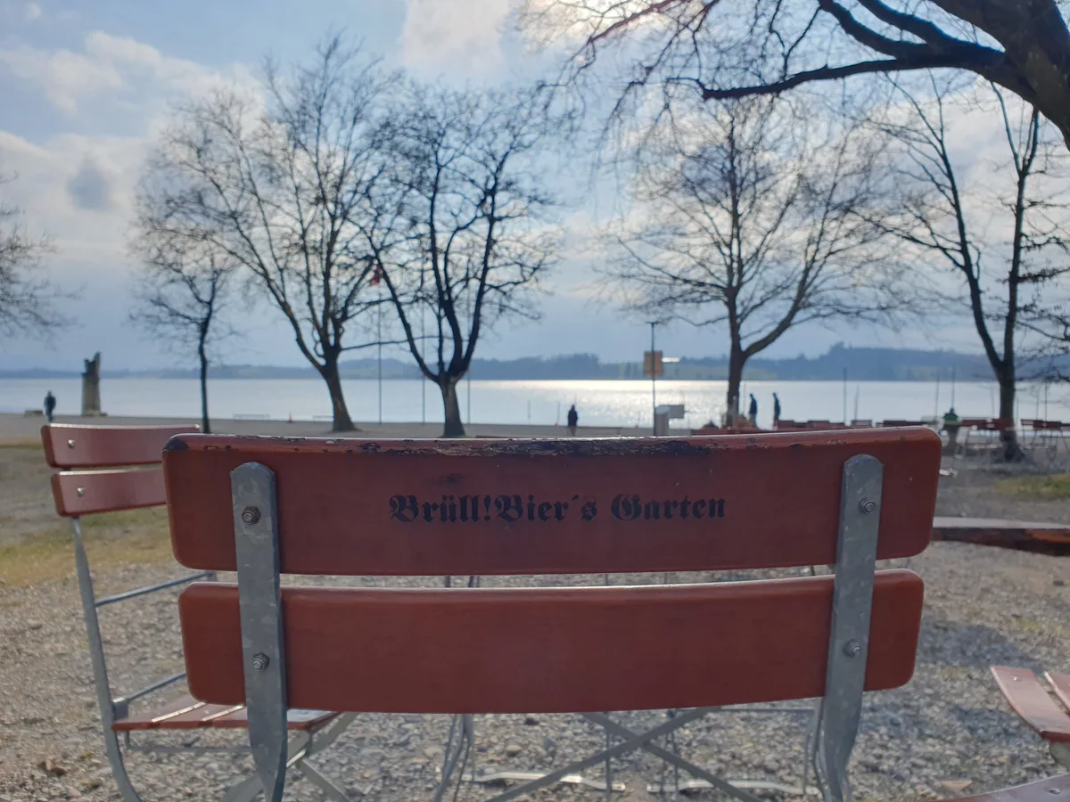 Blick auf den grünen Brüllbier-Container und die öffentliche WC-Anlage am Seequai Pfäffikon